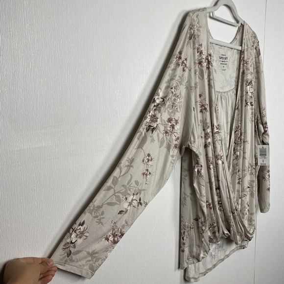 Torrid NWT Victorian Floral Surplice Top Super Soft Knits Long Sleeve Size 4 - Picture 6 of 10